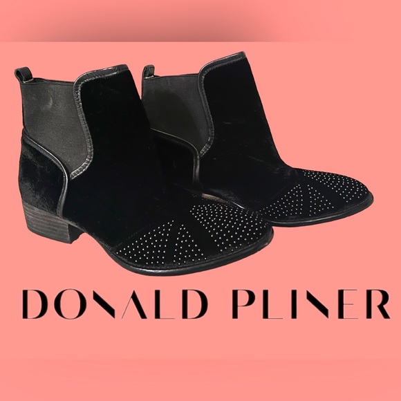 Donald J. Pliner Shoes - Donald J Pliner Black Velvet Studded Booties. Size 6.5M 🥾
